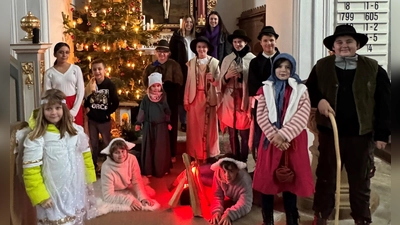 Das ist das Team der Schauspieler fürs Krippenspiel 2024 in der Dionysius-Kirche in Neunkirchen zusammen mit den Organisatorinnen (hinten, von links) Saskia Zupfer und Lisa-Marie Klier bei der Generalprobe. (Bild: A. Klier)