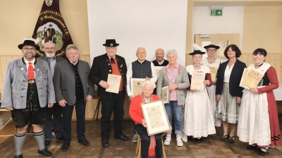 Die Fahnenmutter beim 50jährigen Jubiläum im Jahr 2000 Mariele Pongratz (sitzend) wurde durch den Vorsitzenden Andreas Stangl (links) besonders geehrt. Zweiter Bürgermeister Erich Sperber (dritter von links) übermittelte Grüße und Glückwünsche der Stadt. (Bild: André Heindl)