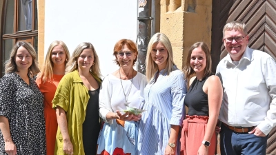 Übergabe der Spende an Brigitte Breitfelder (4. von links) vom Kinderschutzbund durch die Stadt-Hostessen ( von links) Marina Dotzler, Stefanie Zock, Kerstin Scherl, Lisa Pausch, Barbara Bauer und Oberbürgermeister Michael Cerny.  (Bild: Simon Hauck, Stadt Ambertg)