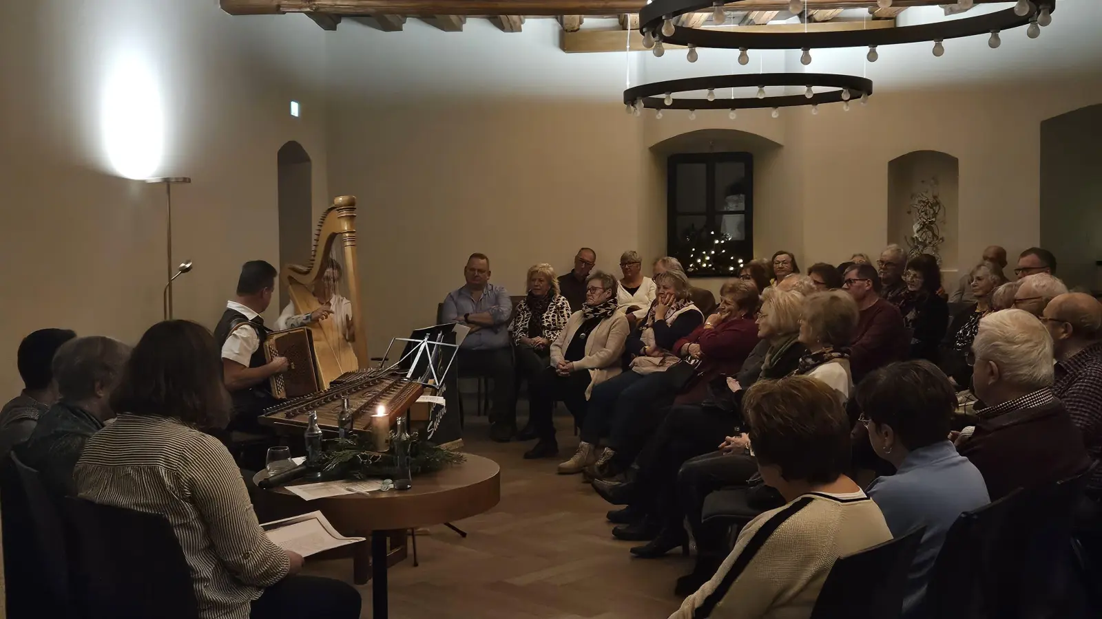 „Staade Weisen” verzaubern die Zuhörer im Kapitelsaal der Burg.  (Bild: Hedwig Bauer)