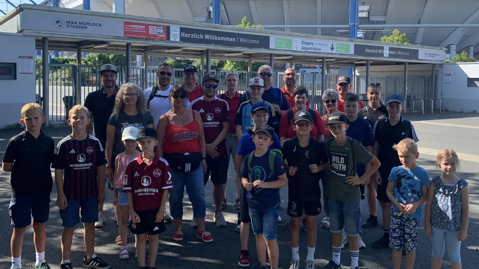 :Gruppenfoto vorm Stadion <br> (Bild: Michael Schulz )