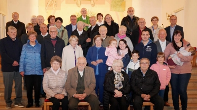 Nach dem feierlichen Dankgottesdienst versammelten sich dieEhejubilare und das Seelsorgeteam um Monsignore Andreas Uschold auf den Altarstufen zum gemeinsamen Gruppenfoto. (Bild: Alois Schröpf)