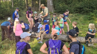 Viel über den Wald un seine Tierf lernten die kIds von Revielreiter Andreas Greiner (Bild: Michaela Greiner)