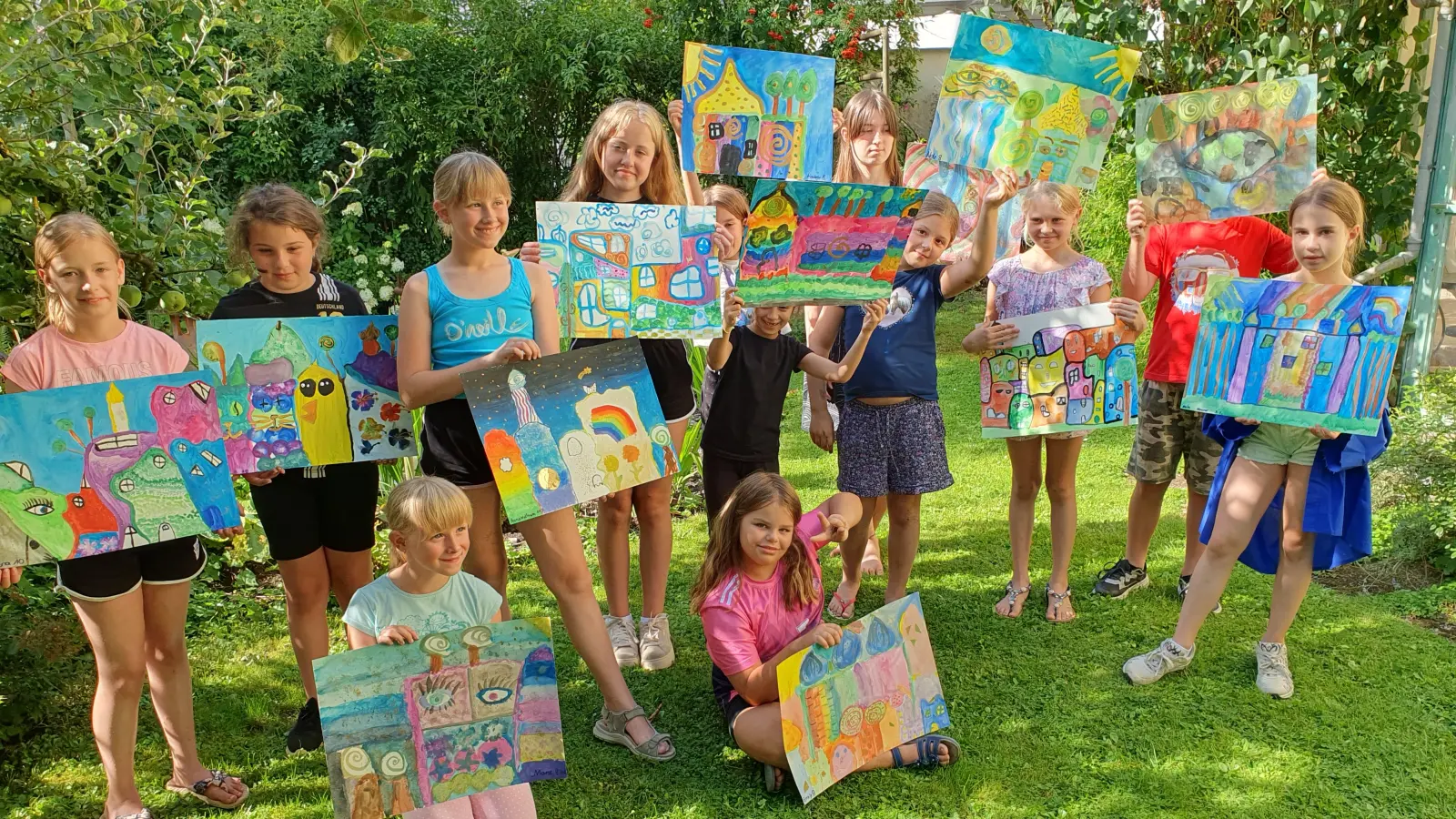 Ein Teil der jungen Malerinnen und Maler im Garten des Alteliers von Susanne Vohoff an der Stadtmauer.<br><br> (Bild: Susanne Vohoff)