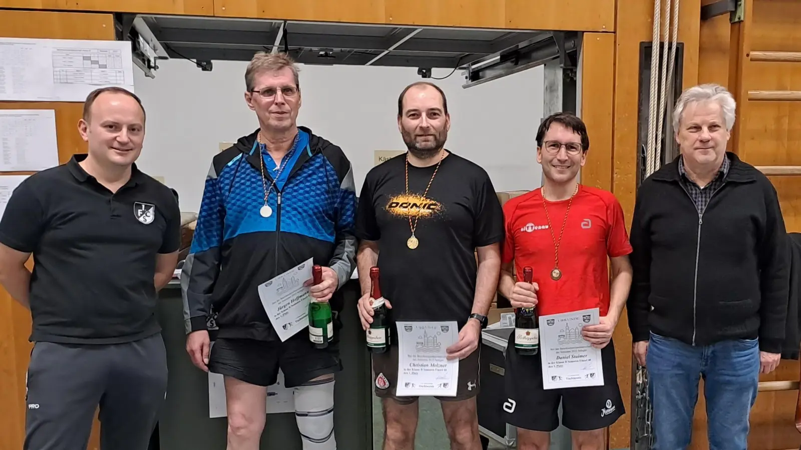 Markus Pasurka-Abteilungsleiter 1. FC Schwarzenfeld Tischtennis, der Zweitplatzierte Jürgen Hoffmann vom TuS Dachelhofen, der Erstplatzierte Christian Melzner vom TTC Nagel 04 e.V., der Drittplatzierte Daniel Staimer vom TSV Nittenau e.V. und der Bezirksvorsitzende Günter Bauer (von links).  (Bild: Barbara Pornitz)