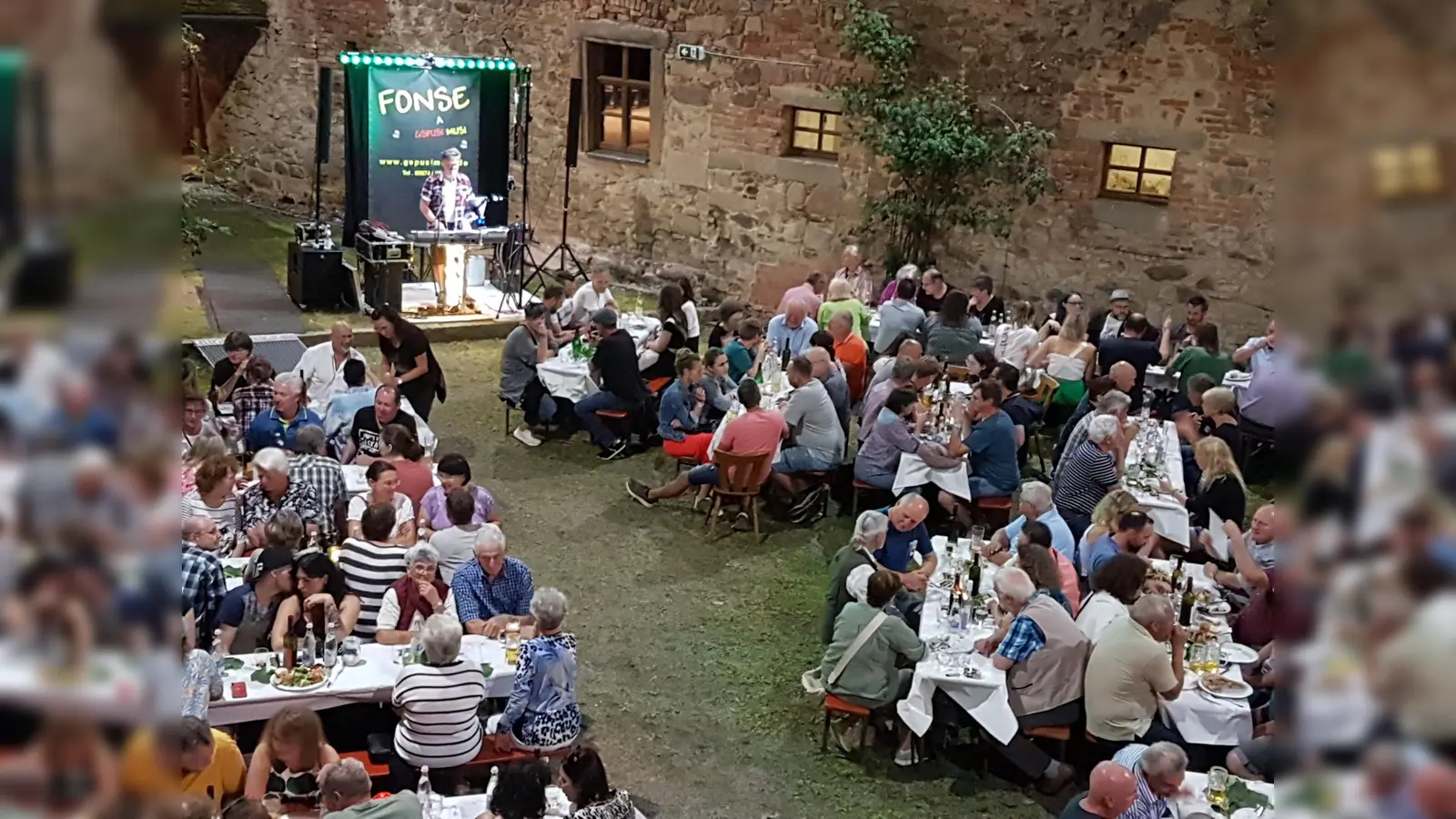 Beim Weinfest des Fördervereins auf Schloss Burgtreswitz lässt es sich gut feiern. So auch am Donnerstag, 14. August ab 19 Uhr.  (Archivbild: Peter Garreis)