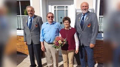 von links: Vorsitzender Wolfgang Richthammer, Lothar Amann und Ehefrau Angelika, stellvertretender Vorsitzender Xaver Ram. (Bild: Stefanie Richthammer)