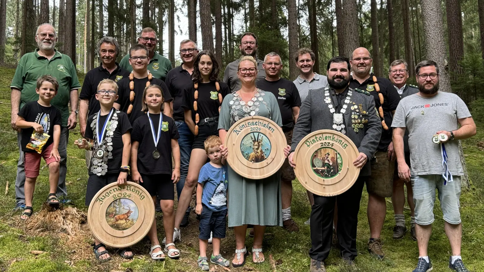 Glückliche Gewinner beim Königsschießen der SSG, mittendrin das neue königliche Ehepaar Ziegler (Bild: Melanie Eckl)