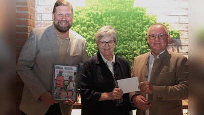 Lions-Präsident Bastian Braun (links) und Dr. Elmar Baumer, Vorsitzender des Lions-Hilfswerks Weiden, überreichen Dr. Annemarie Schraml einen symbolischen Scheck über 1000 Euro. (Bild: Lions Club Weiden/exb)