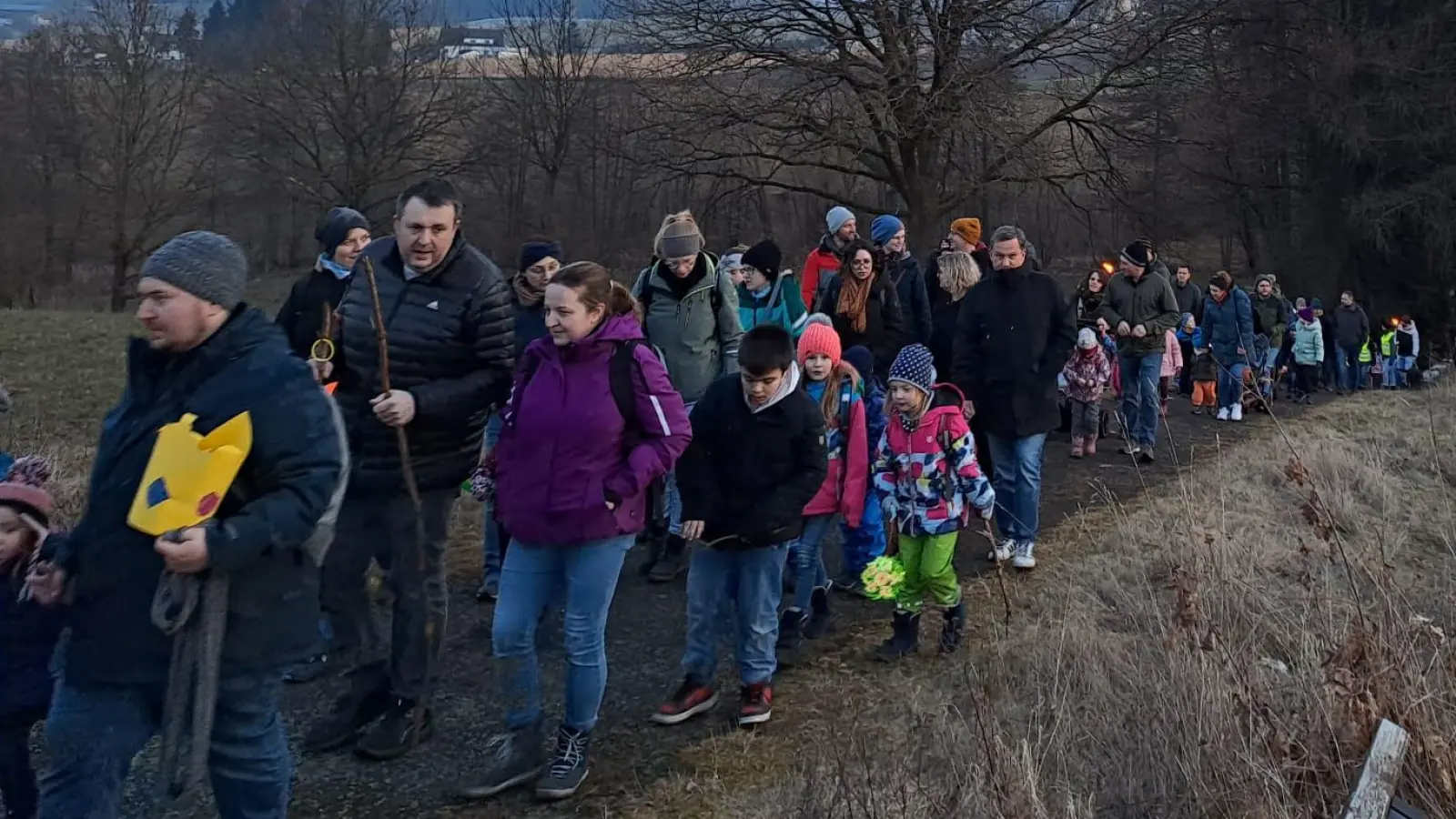 Viele große und kleine Leute trafen sich zur Winterwanderung des Kindergartens (Bild: Melanie Weininger)