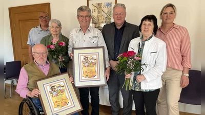 Urkunden und Geschenke überreichte Landrat Richard Reisinger den scheidenden Turnierleitern der Landkreismeisterschaft im Sportschießen. Von links: Robert Graf, Manfred Dütsch, Werner Fischer, Landrat Richard Reisinger und Stephanie Winter. Die Gattinnen halten Blumensträuße in Händen. (Bild: Martina Beierl)