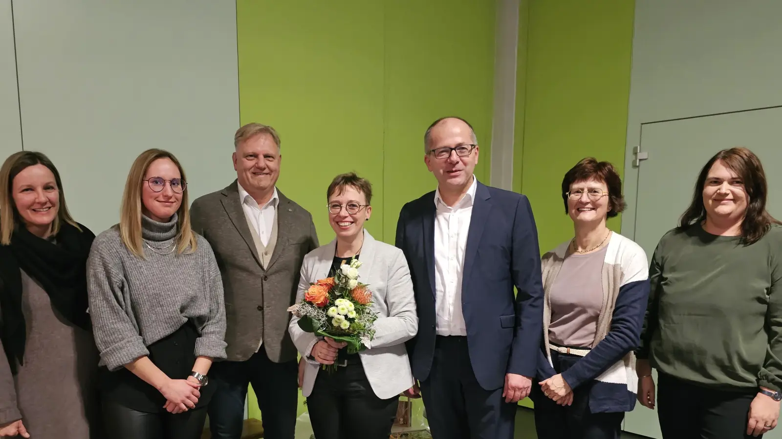 Agnes Ring (Vierte von links) arbeitet seit 25 Jahren im öffentlichen Dienst. Dazu gratulierten (von links) Katja Köhler, Franziska Glöckner, Geschäftsstellenleiter Reinhard Herr, Bürgermeister Roman Schäffler, Regina Amm und Angelika Kaufmann.<br><br> (Bild: Kindergarten Li-La-Löhle Kemnath/exb)