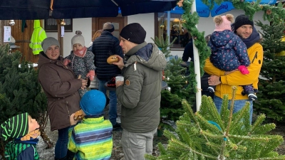  Beim Christbaumverkauf der SG Luitpoldhöhe kamen rund 700 Euro zusammen. (Bild: Claudia Poppel/exb)