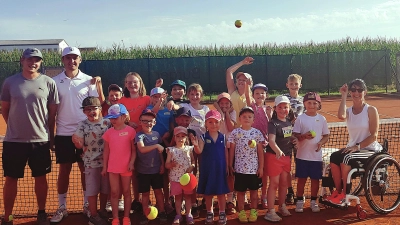 Vom 4. bis 6. August durften insgesamt 23 Kinder im Alter von 4 bis 12 Jahren Tennisluft schnuppern und sich auf den Plätzen der Tennisanlage ausprobieren. Organisiert wurde das Ferienprogramm von Hannes Kern (links), Luis Kern (zweiter von links) und unterstützt von Doris Scharnagl-Lindinger (rechts). (Bild: Heiko Faltenbacher)