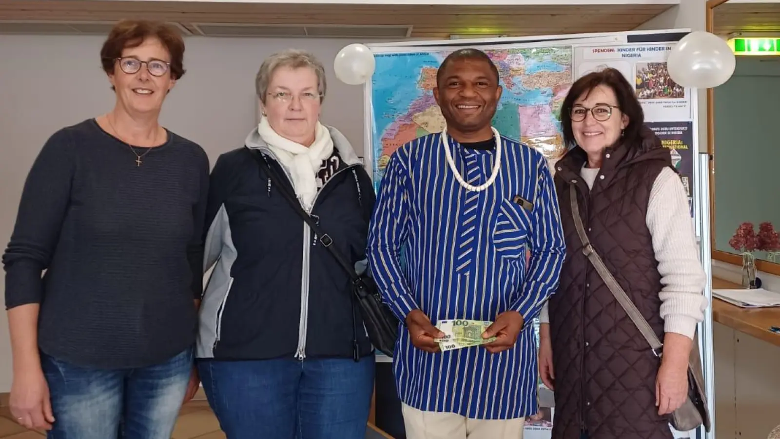 Das Bild zeigt Pfarrvikar Emmanuel Obgu zusammen mit Monika Bösl (rechts), Theresia Schwendner und Anita Schöberl bei der Spendenübergabe. (Bild: Elisabeth Bauer)