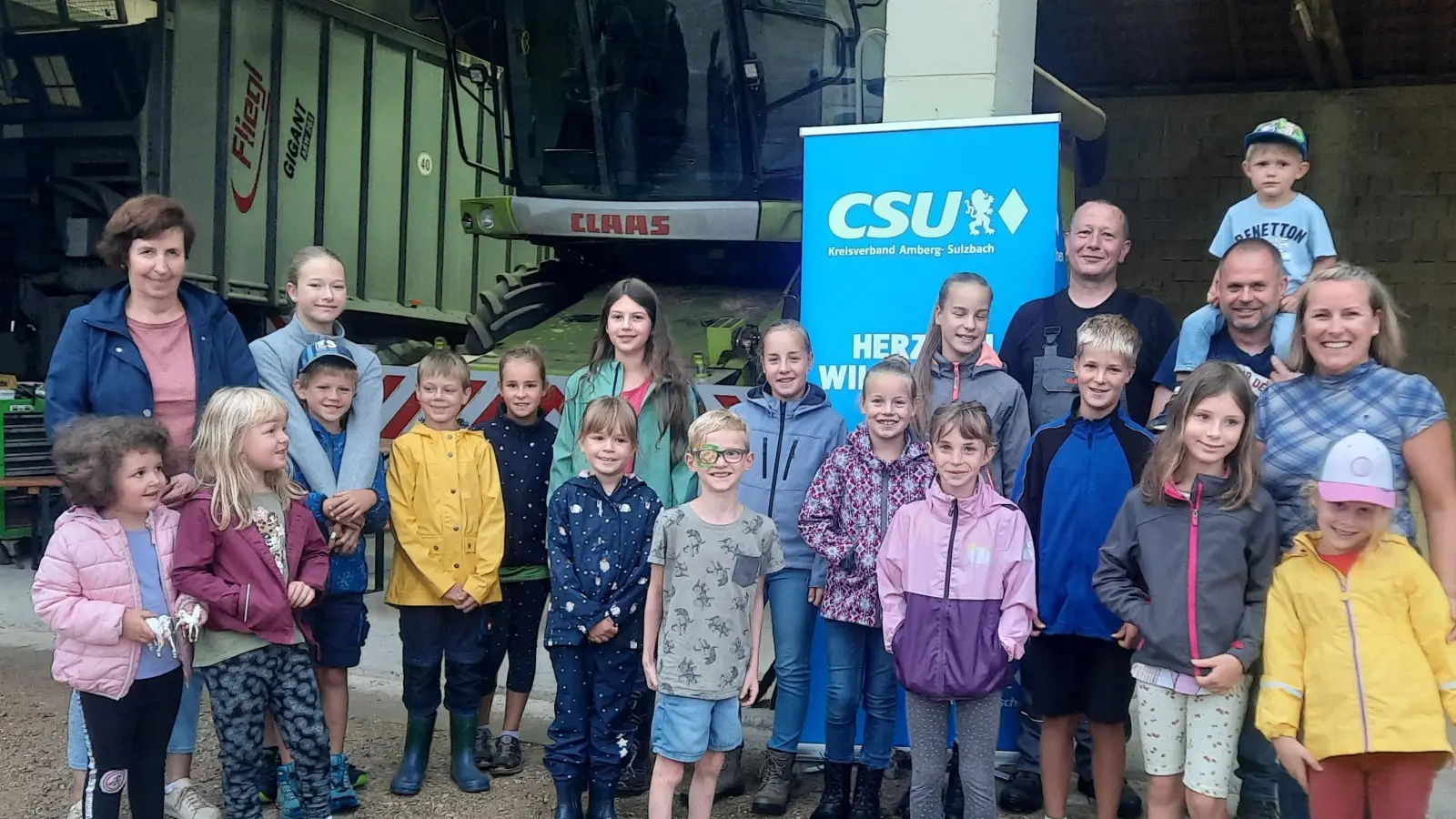 Betreuer Erika Loos, Uwe Herrmann, Lohnunternehmer Erwin Purrer, Sonja Übler mit teilnehmenden Kids. (Bild: Sonja Übler)