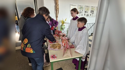 Die Minis beim Cookieverkauf für die Misereor Fastenaktion 2025 (Bild: Martina Würl)