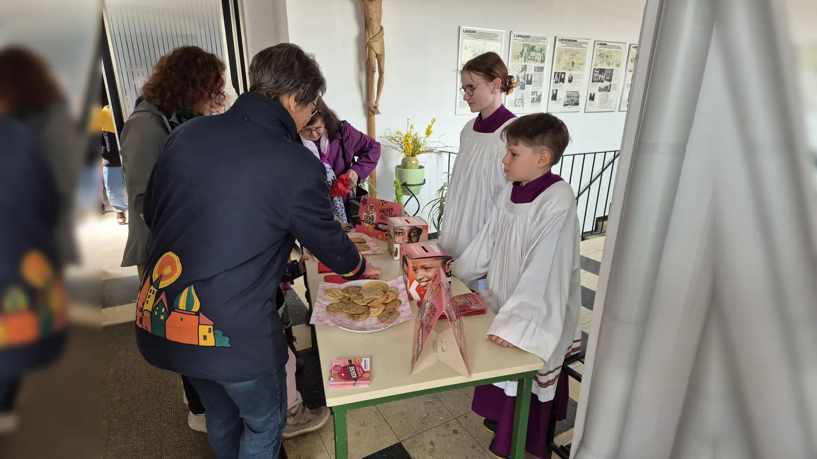 Die Minis beim Cookieverkauf für die Misereor Fastenaktion 2025 (Bild: Martina Würl)