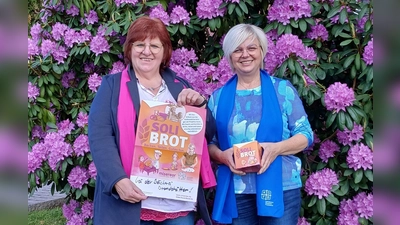 Die beiden Vorstandsfrauen Irene Zangl (links) und Elisabeth Dietz rechts) freuen sich über die gelungene Hilfsaktion. (Bild: Milena Schmal)