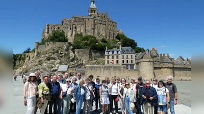 Die Reisegruppe des BLLV Kemnath vor dem imposanten Klosterberg Mont Saint Michel. (Bild: Wolfgang Lippert)