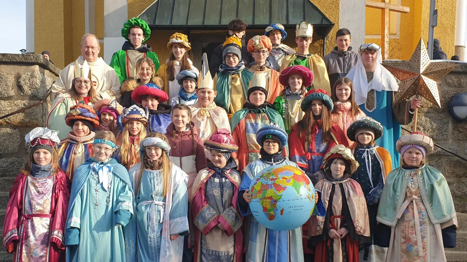 Die Sternsinger stellten sich nach dem Gottesdienst am Dreikönigstag für ein Gruppenfoto auf der Kirchentreppe auf. Leider waren einige Sternsinger beim Dankgottesdienst verhindert.  (Bild: Karl Georg Haubelt)