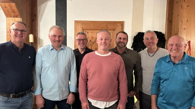 Ehrungen bei den TuS-Altherren mit (von links) Manfred Seitz, Vorsitzender des Gesamtvereins, Thomas Grundler, Hans Büttner, Markus Ostrowski und Benjamin Hartmann vom AH-Management, Jürgen Drahota und Manfred Wirth. (Bild: Andreas Royer )