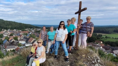 Glückliche Gipfelstürmer: Nach dem Besuch des Seniorentrainingsplatzes am Neustädter Marktplatz bestieg ein Teil der BRK-Seniorenwandergruppe noch den Kleinen Kulm. (Bild: Edith Uschold)