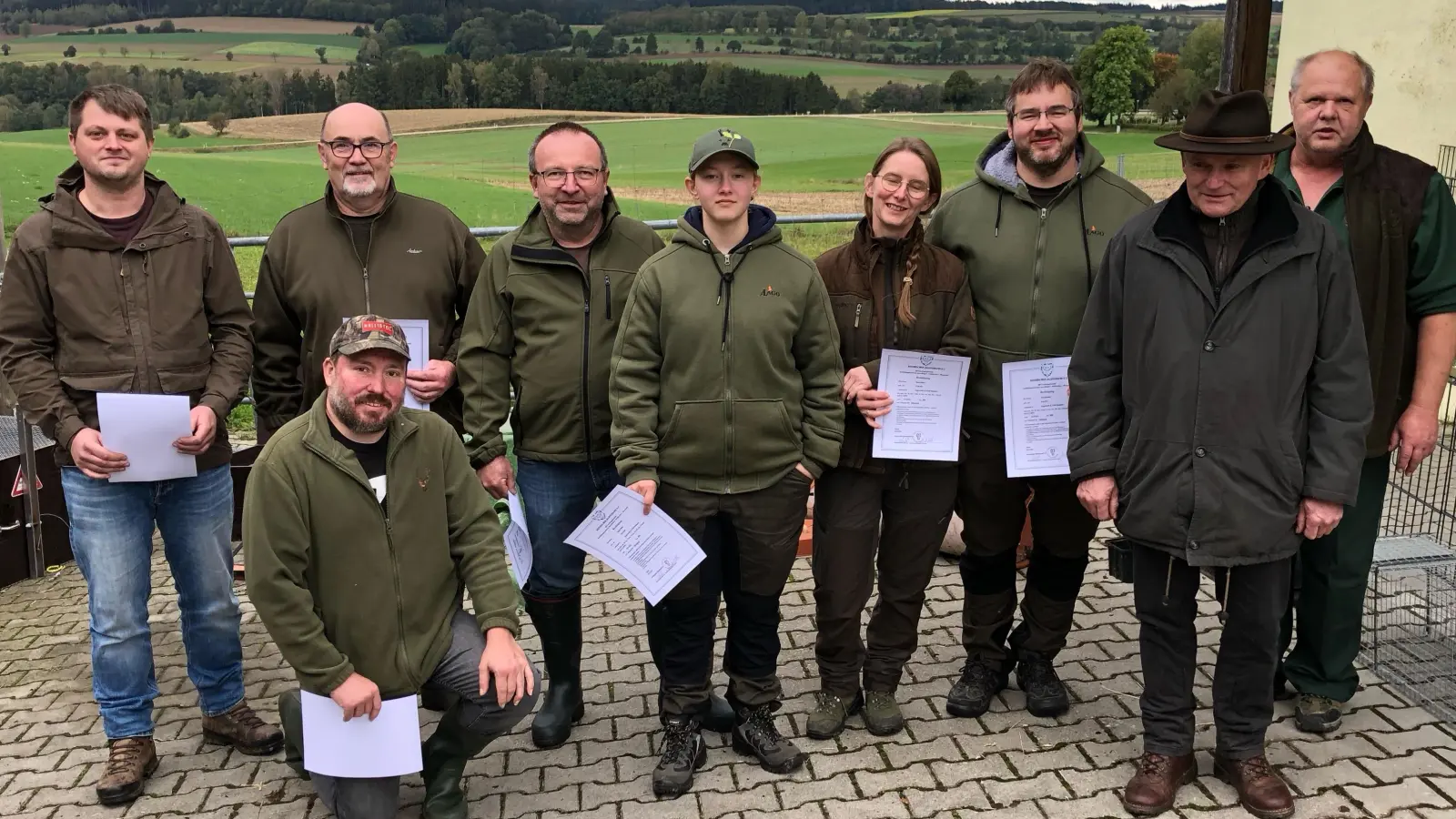 Sachkundelehrgang für die Fallenjagd. Personen auf dem Bild v.l.n.r.:<br>Martin Strigl, Ewald Deinl, Stefan Schalt, Thomas Freihart, Sophie Meier, Marina Meier, Christian Meier, Michael Ring, Ausbilder Martin Götz. (Bild: Hermann Ach)