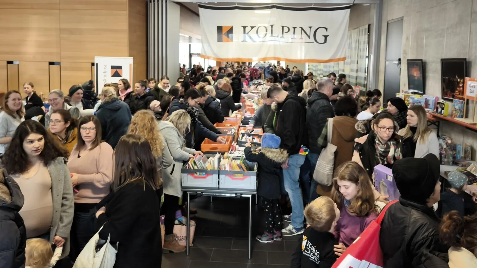 Das Interesse am Basar in der Schwarzachtalhalle war riesig. (Bild: Monika Steffens)