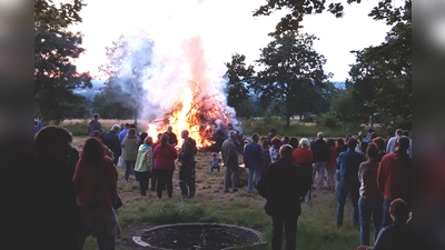 So lodert das Johannisfeuer des OWV Weiden. (Bild: Georg Hüttner/exb)