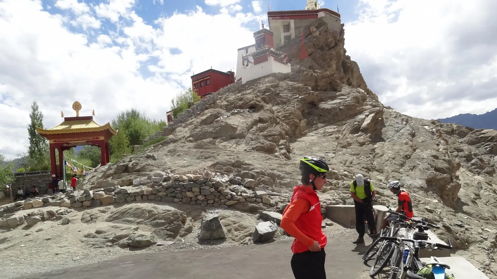 Radpause unter dem Gompa von Tikse, ein buddhistischer Tempel in Ladakh, unweit der Stadt Leh auf 3600 Meter Höhe. (Bild: Walter Liebl/Kunst- und Kulturverein Erbendorf/exb)