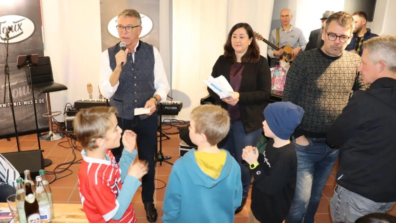 Bürgermeister Franz Stahl (mit Mikrofon) und Birgit Plößner (rechts daneben) bei der Bekanntgabe der Gewinnspiel-Sieger. (Bild: Mirko Streich)