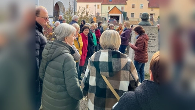 Gästeführerin Maria Richthammer mit interessierten Besuchern am Denkmal Landgraf Ulrich II (Bild: Irmi Fenzl)