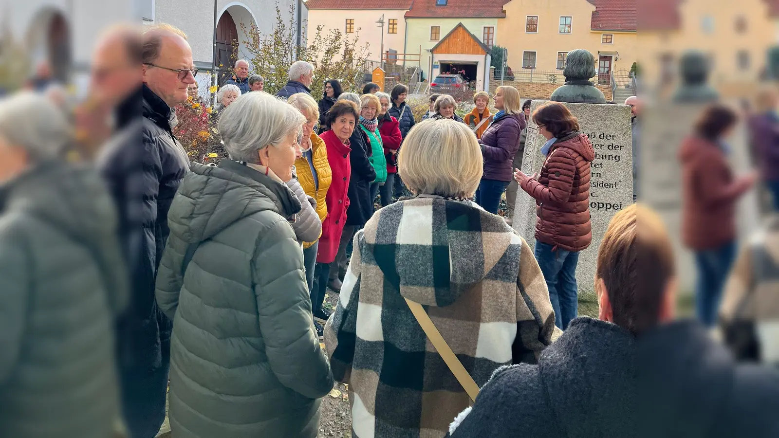 Gästeführerin Maria Richthammer mit interessierten Besuchern am Denkmal Landgraf Ulrich II (Bild: Irmi Fenzl)