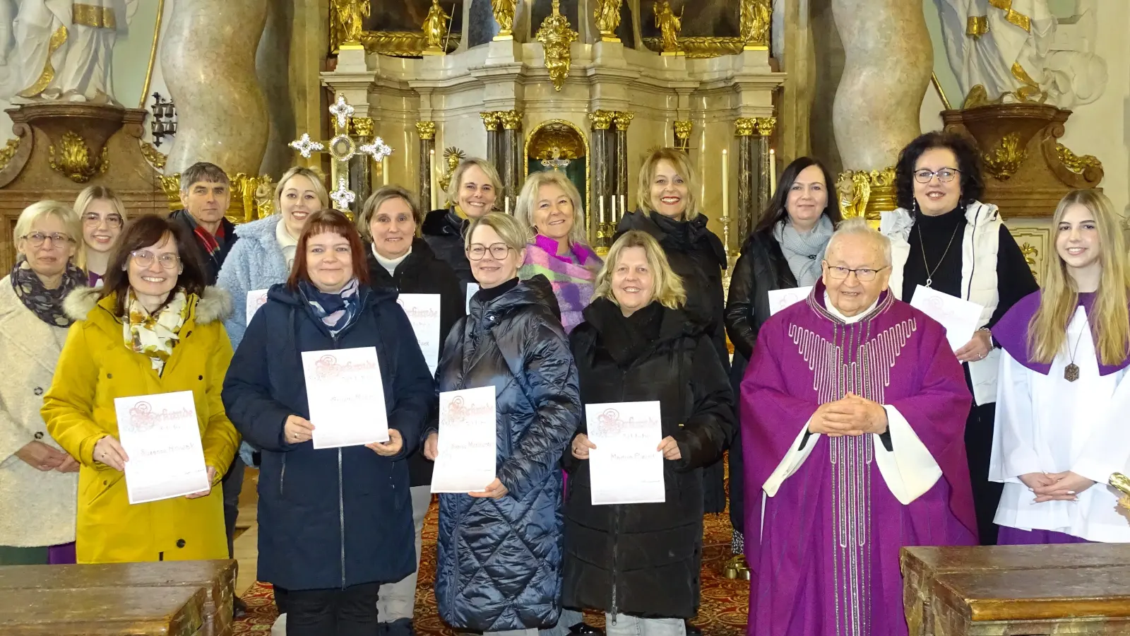 Die Michelfelder Moila nach ihrem Jubiläumsgottesdienst mit Monsignore Andreas Straub, den Pfarrgemeinderatsvorsitzenden Sabine Hofmann und Erwin Holl sowie den Ministrantinnen. (Bild: Sonja Müller)