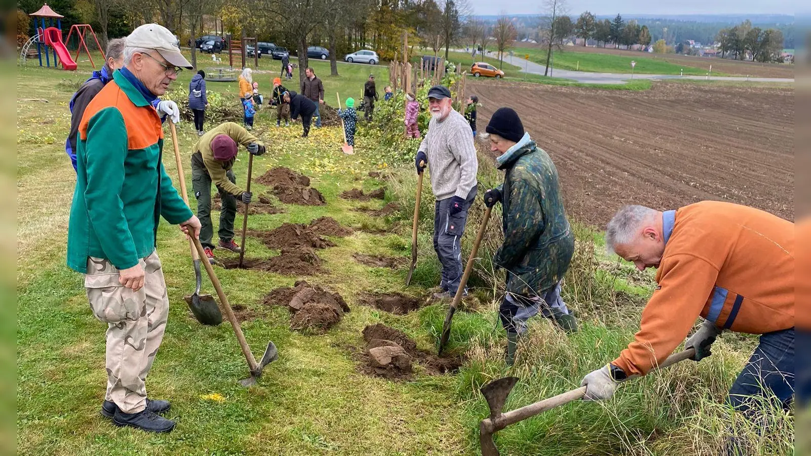 Auch Bürgermeister Thorsten Grädler (rechts vorne) packte tatkräftig mit an bei der Aktion „Wildes Bergkirchl“.  (Bild: Monika Krieger)