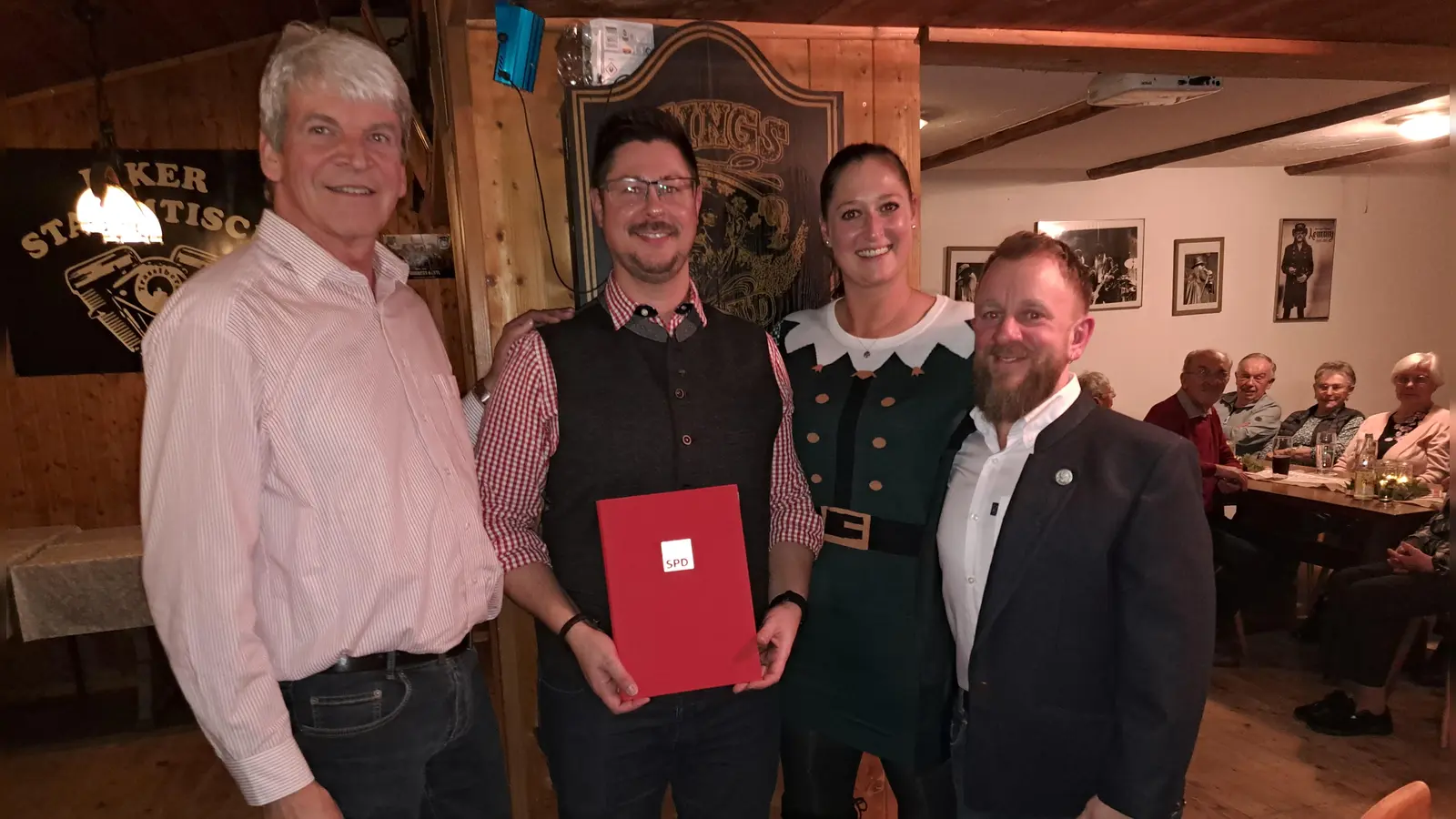 SPD-Vorsitzender Johannes Ambros, seine Stellvertreterin Anna Heigl (von rechts) und SPD-Kreisvorsitzender Michael Rischke (links) ehren Florian Kubeng für zehnjährige Mitgliedschaft in der SPD. (Bild: Waltraud Lobenhofer)