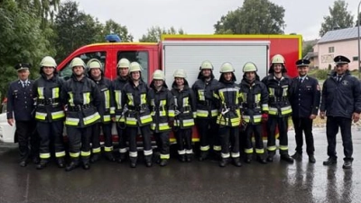 Elf Aktive legten am 12.07.2025 erfolgreich das Leistungsabzeichen „Gruppe im Löscheinsatz” ab. Erster von links Ehren-Kreisbrandrat Wolfgang Fischer, Florian Abeßer, Daniel Bothe, Matthias Bothe, Michael Seitz, Eva Dietrich, Katharina Wölfl, Anja Schrems, Sascha Dziuballe, Andreas Kolb, Christoph Wölfl und Johannes Reichenberger, Kreisbrandmeister Felix Kubitschek (Bild: Johannes Reichenberger)