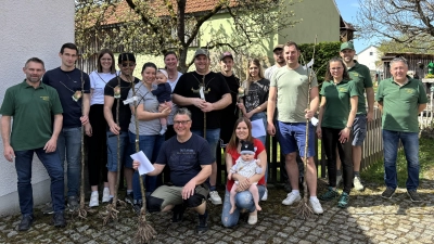 Vorsitzender Thomas Blau ( links ) mit den eingeladenen Familien. (Bild: Nadine Blau)