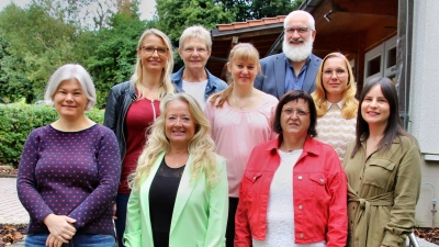 Den Unterricht gestalten (1. Reihe von links) Tatiana Sichelstiel, Rektorin Birgit Molitor, Helga Kraus (Religion evang.), Stellvertretende Schulleiterin Elena Pilhofer, (dahinter von links) Susanne Vogl, Katharina Brandhuber, Joanna Pilhofer, (hinten von links) Heidrun Lengemann (Religion evang.) und Pfarrer Volker Dörflein (evang.). <br> (Bild: Leonhard Ehras)