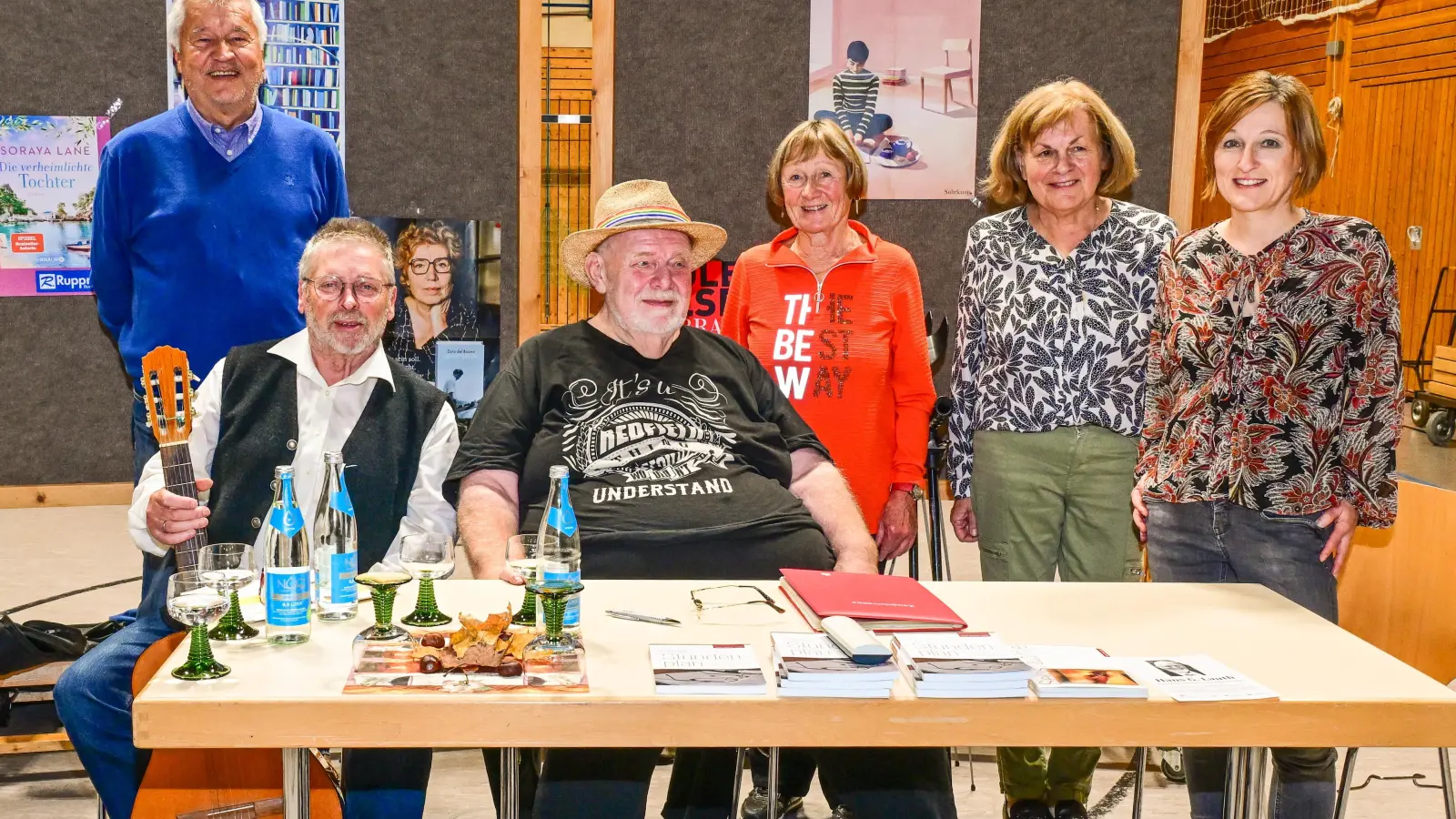 Hans G. Lauth und das Bücherei-Team Monika Seidel, Gabi Härtl und Nicole Stock (Bild: Siegfried Steinkohl)