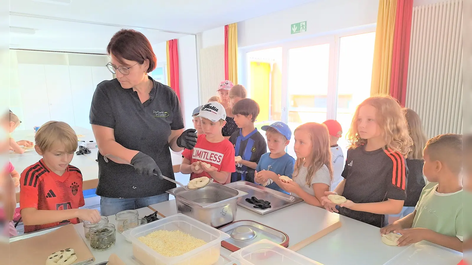 Frau Rita Spranger leitet die jungen „Bäckerinnen und Bäcker” an  (Bild: Alfred Wulfänger )