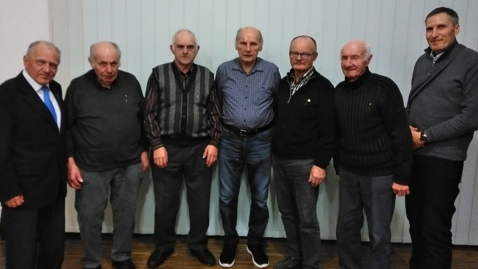 Beim Konvent der MMC-Altendorf wurden einige Sodalen für langjährige Mitgliedschaft geehrt. Zentralpräses Pater Josef Schwemmer, Martin Friedrich, Martin Süß, Matthias Winkler, Karl Plank, Georg Schärtl und Obmann Franz Lorenz (von links). <br>1 (Bild: Hermann Haas)