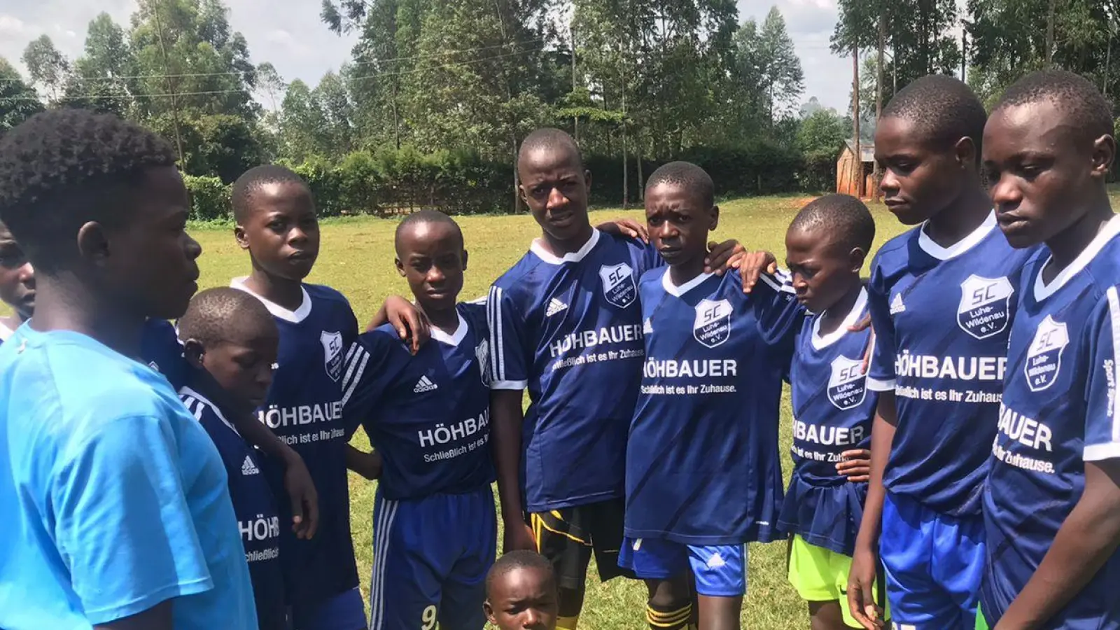 Die Fußballer in Kenia spielen künftig in Trikots aus der Oberpfalz. (Bild: Gebhardt/exb)