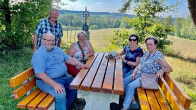 Am Bankerl beim Kleber-Marterl genossen Wanderer die herrliche Aussicht. (Bild: Karl Ziegler)