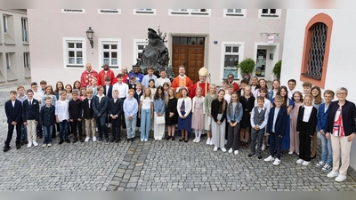 Gruppenfoto der Firmlinge der Pfarreien Tirschenreuth, Mähring, Griesbach und Großkonreuth mit Stadtpfarrer Mrsg. Georg Flierl, Pfr. Dr. Charles Ifemeje, Pfarrer Armin Maierhofer, Kaplan Herr Alexander (CRV), Firmspender Abt em. Hermann Josef Kugler (OPraem), Pater Dr. Paul Chummar (CMI), Doris Mehler und Sabine Schiml (Gemeindereferentinnen). (Bild: Fotostudio Hummer)