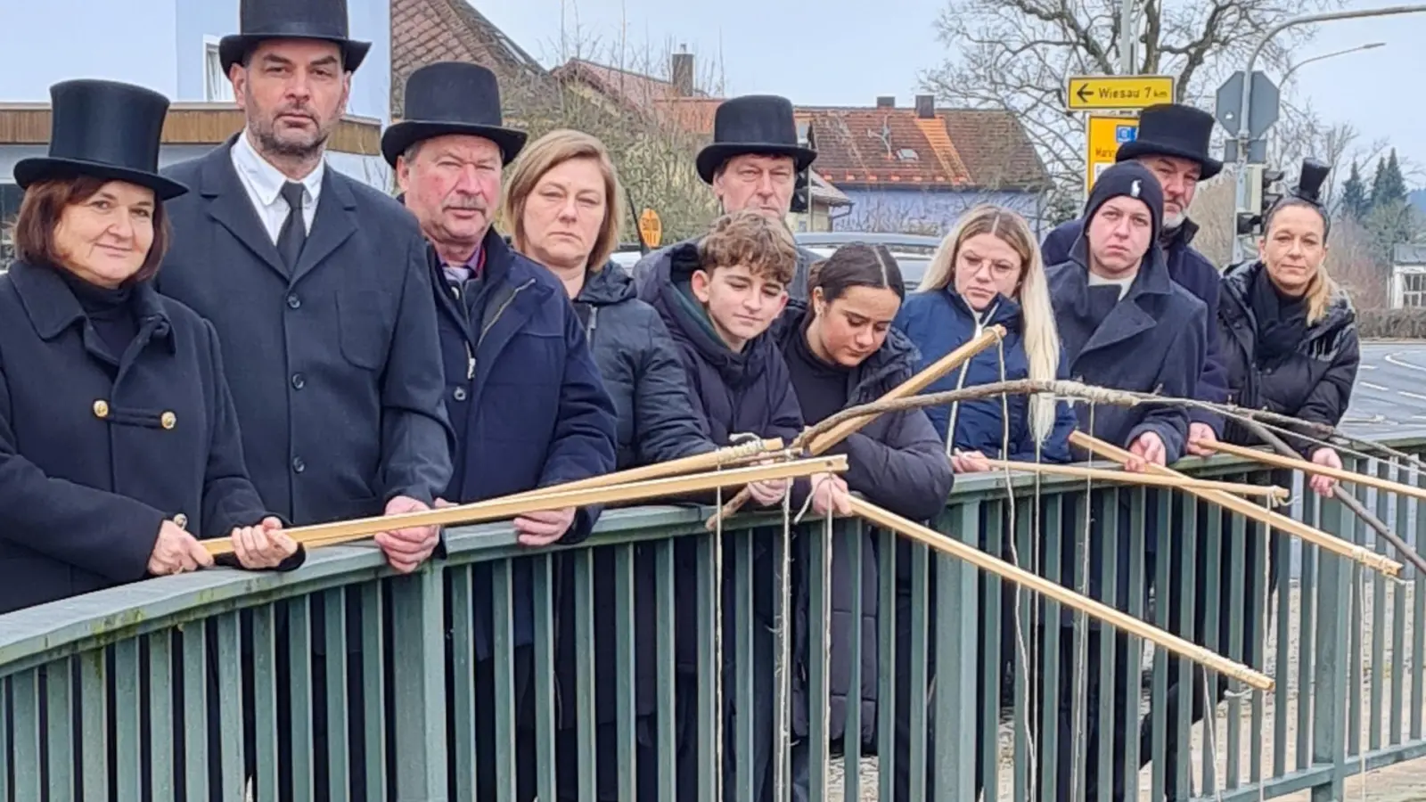 Auf der Färberbrücke traf sich am Aschermittwoch eine Abordnung des Mitterteicher Gaudiwurms mit Vertretern der Stadt Mitterteich zum traditionellen Geldbeutelwaschen. (Bild: Mitterteicher Gaudiwurm/exb)