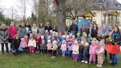 Nur frohe Gesichter sind beim offiziellen Wechsel in der Kindergartenleitung bei St. Antonius in Hirschau zu sehen (von rechts): die neue Leiterin Manuel Weig (mit Blumen), Alexandra Birzer und Evelyn Högl. die sich bislang die Leitungsaufgaben teilten sowie (In der hinteren Reihe) das Betreuinnenteam von St. Antonius mit Bürgermeister Hermann Falk (rechts vom Baum). (Bild: fg)