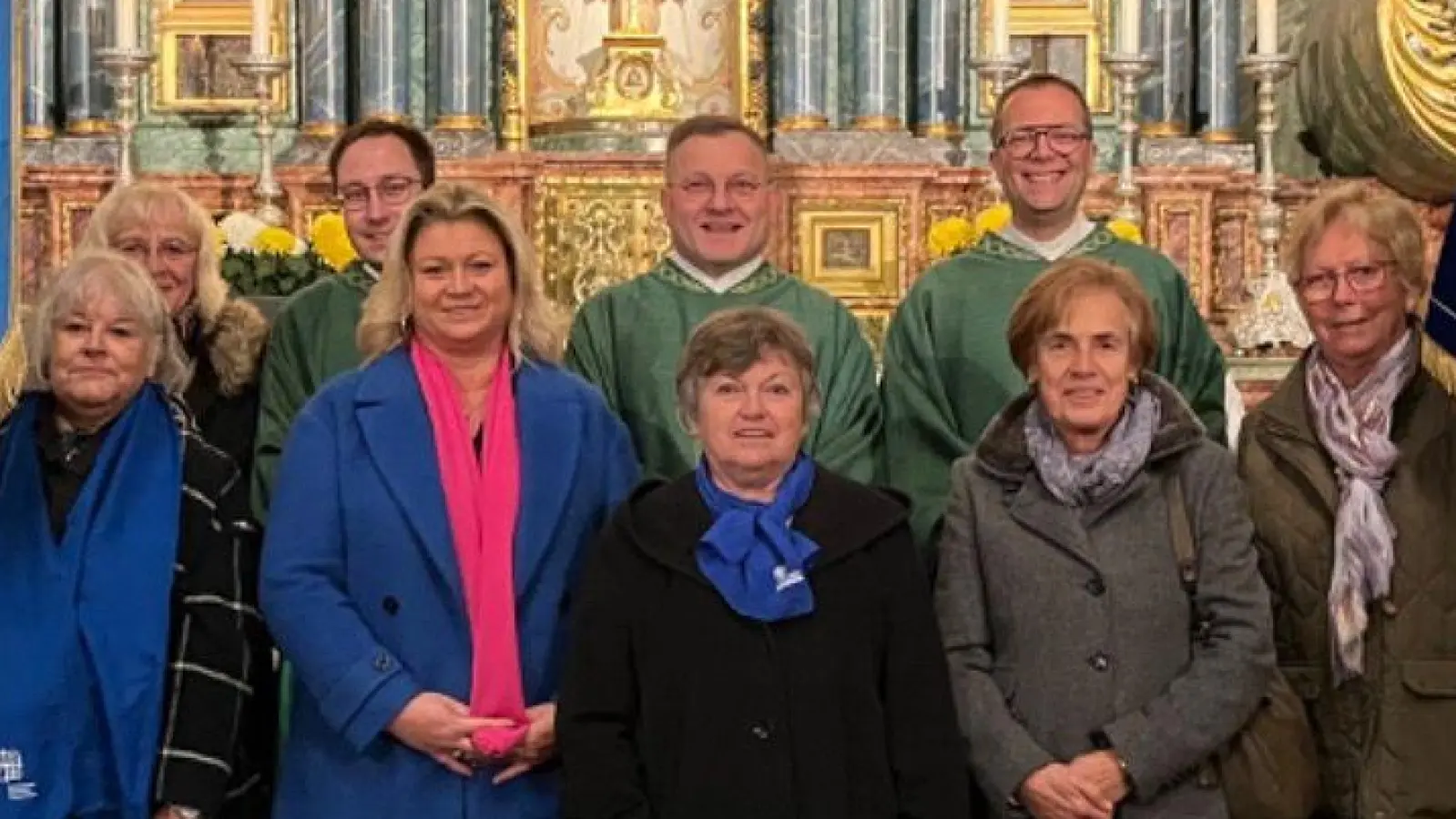 Der Frauenbund St. Georg hat beschlossen, mit dem Frauenbund von St. Martin zu fusionieren. Darüber freuten sich Hildegard Choynovski, stellvertretende Diözesanvorsitzende. Kerstin Aufschneider, Maria Paulus, Marianne Brumeißl (vorne von links), Kaplan Johannes Spindler, Pfarrer Markus Brunner und Pfarrer Thomas Helm (hinten von links). (Bild: E. Kraus/exb)