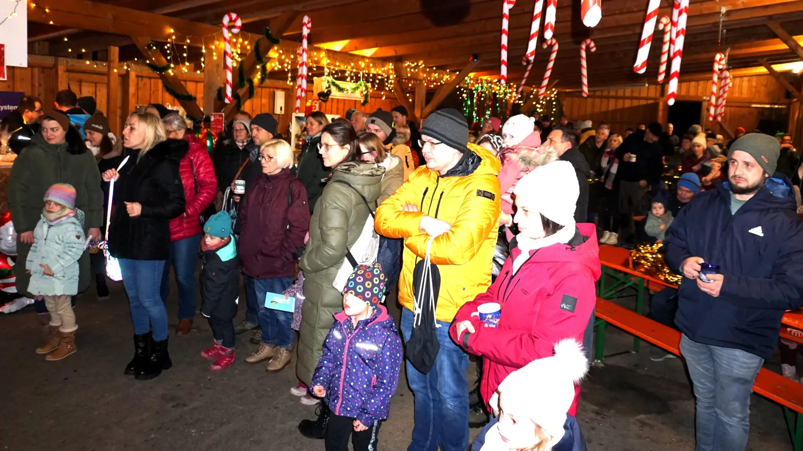 Kaum ein Durchkommen gab es in der Überdachung bei der Adventszeit der DJK Ensdorf (Bild: Lothar Trager)